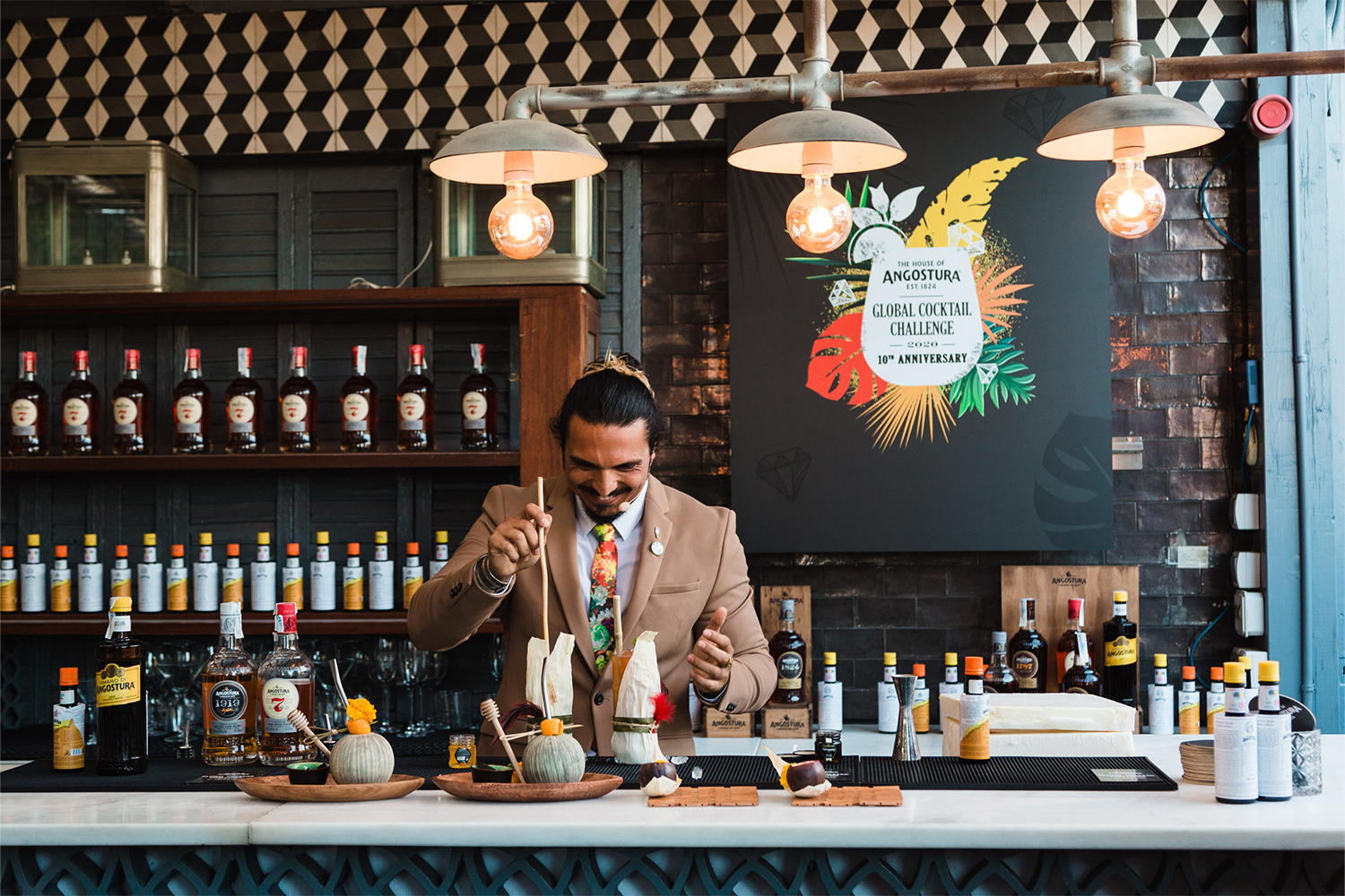 persona con microfono en evento de bebidas