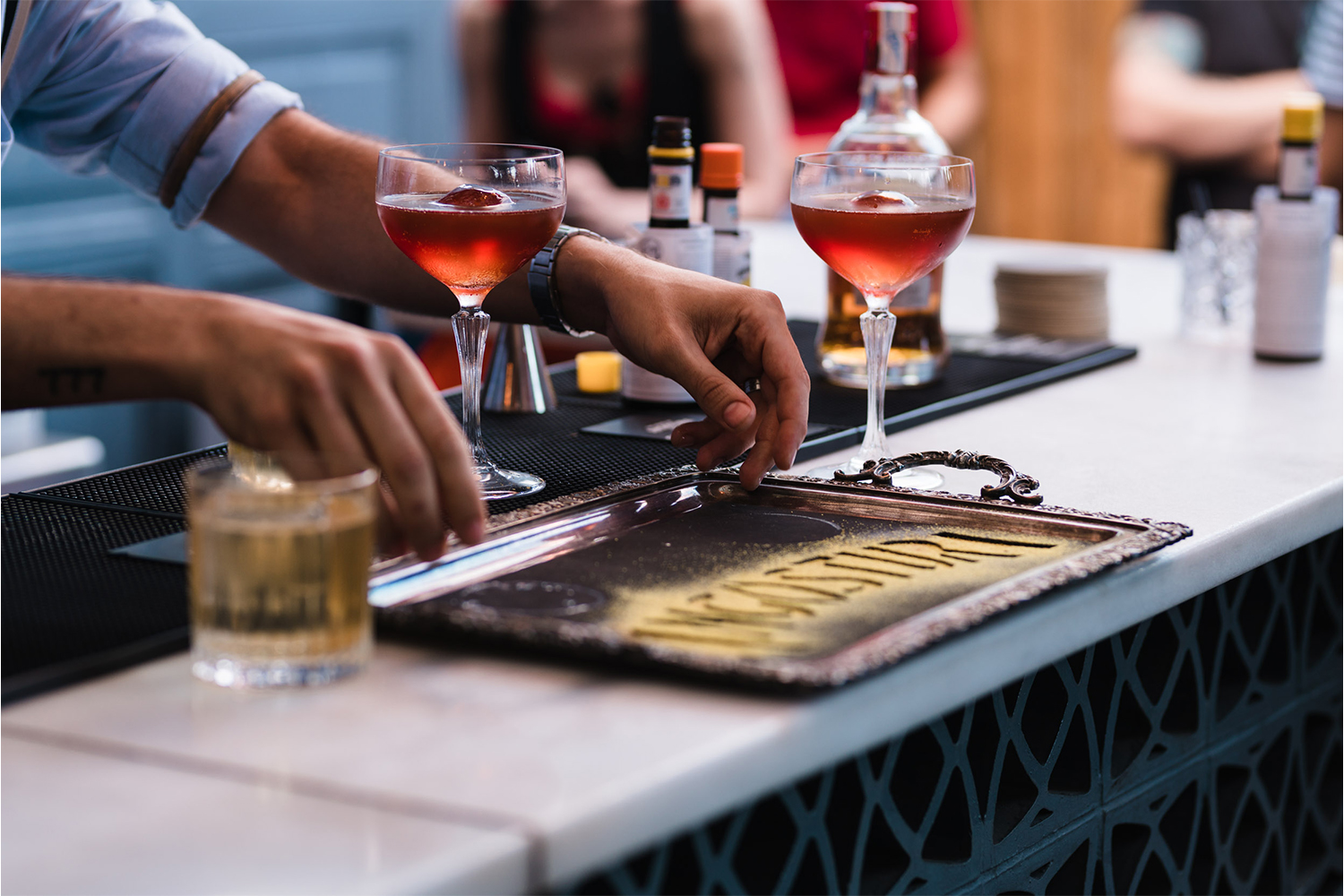 manos de barman y dos copas