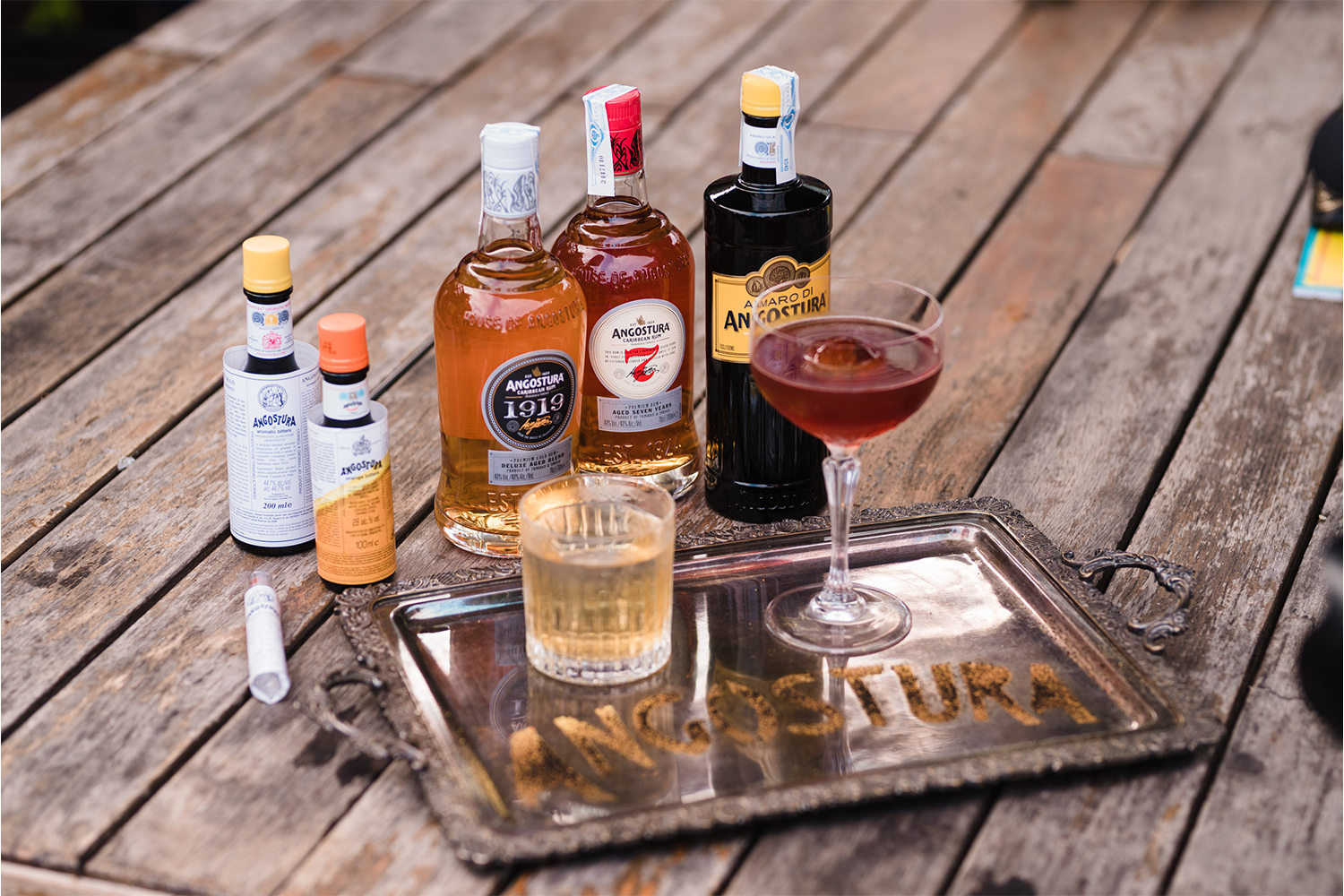 botellas de bebida angostura sobre mesa