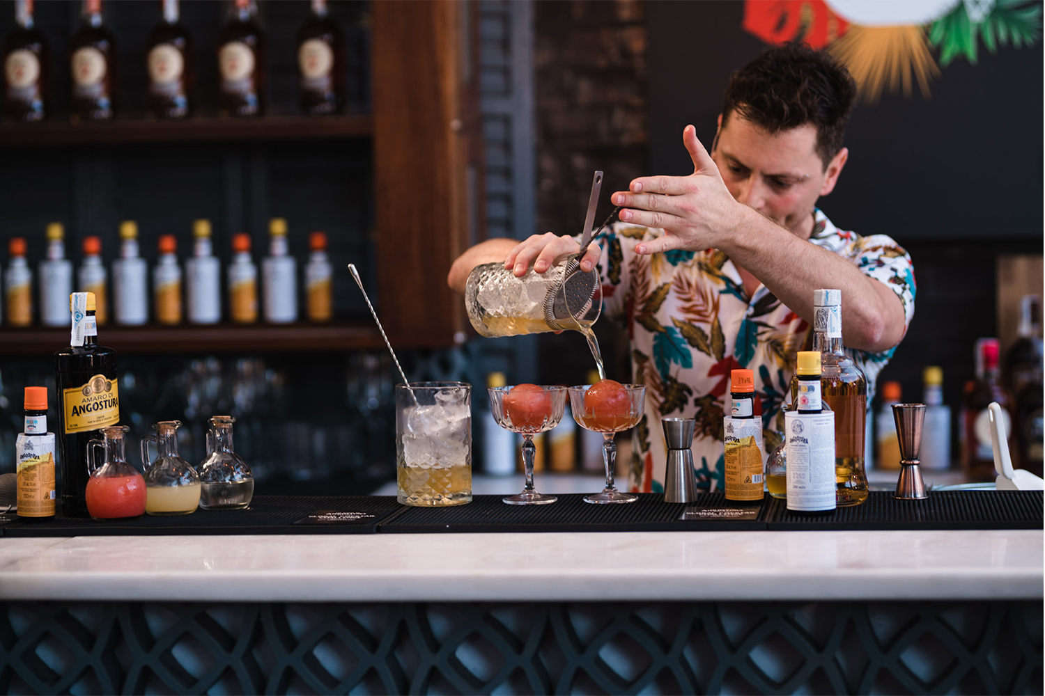 persona preparando una bebida alcoholica