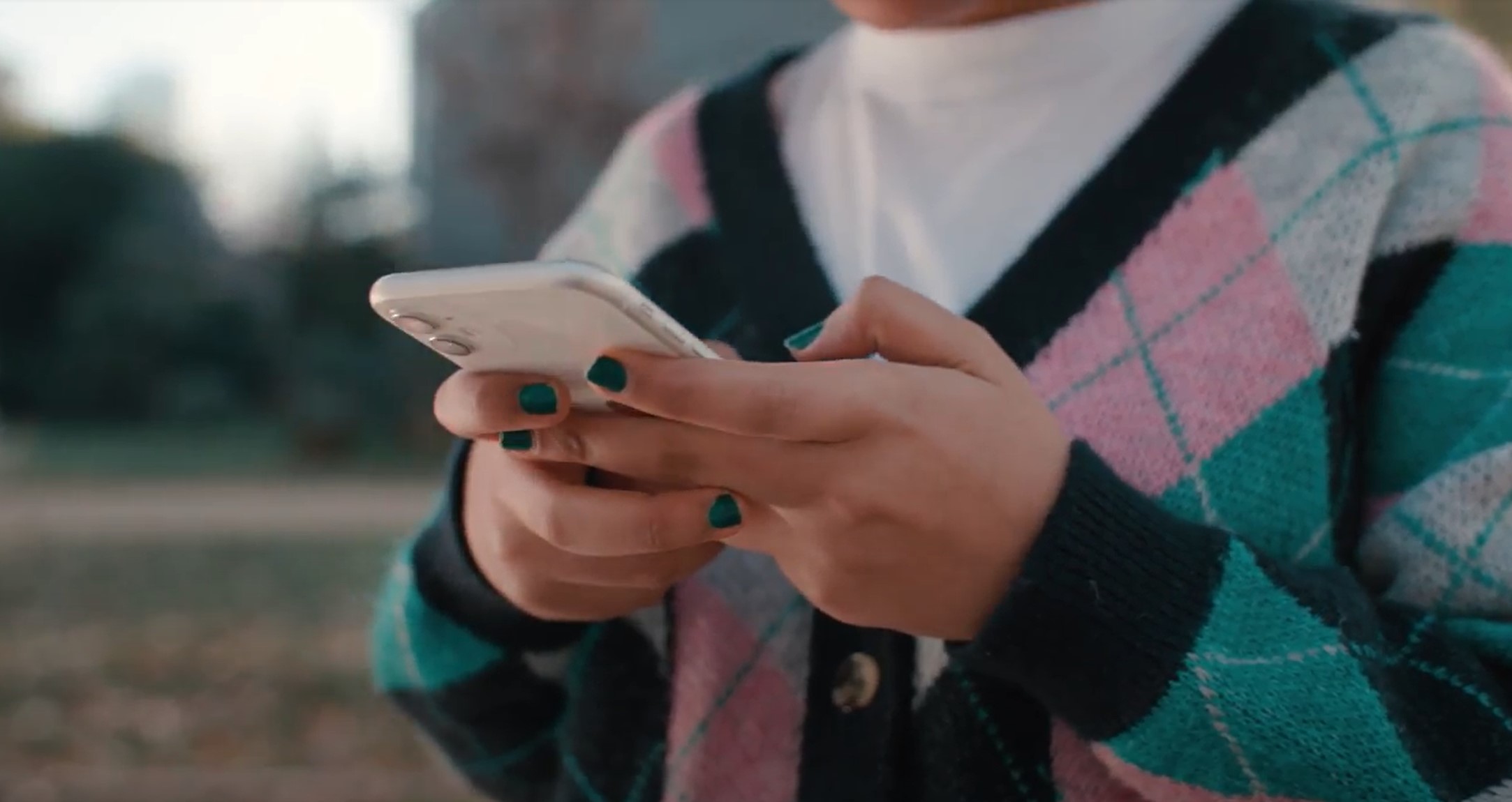 manos de chica tecleando en el movil