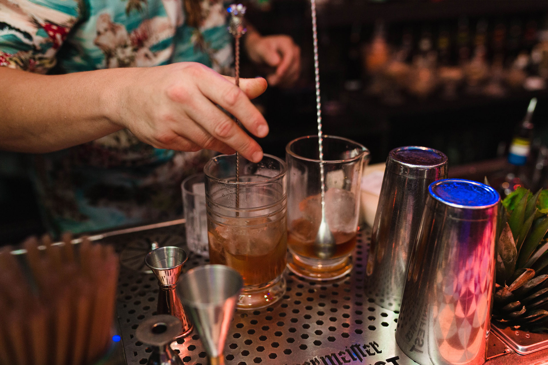 mano una persona preparando una mezcla de cocktail