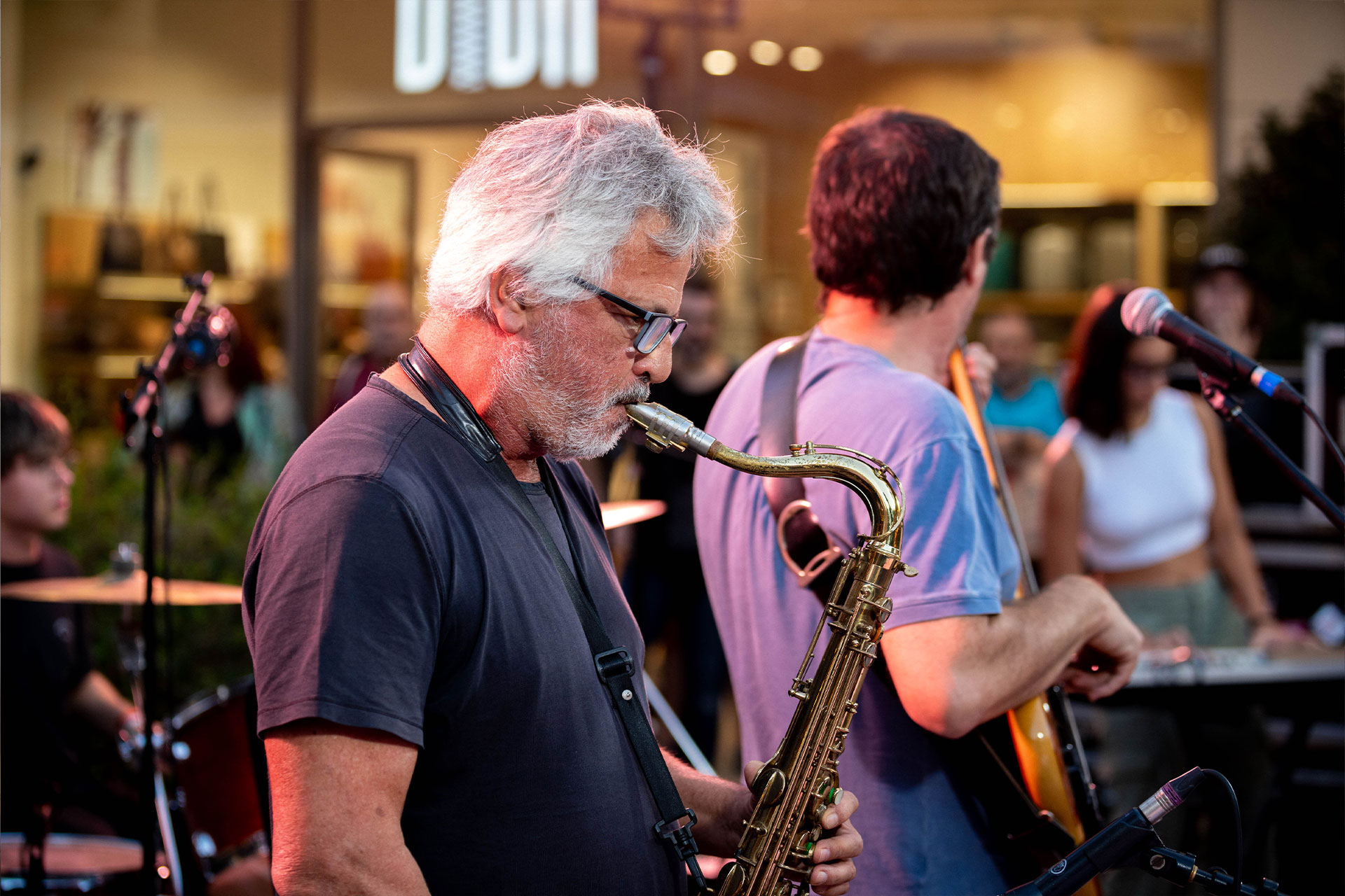 señor con canas tocando un saxofón