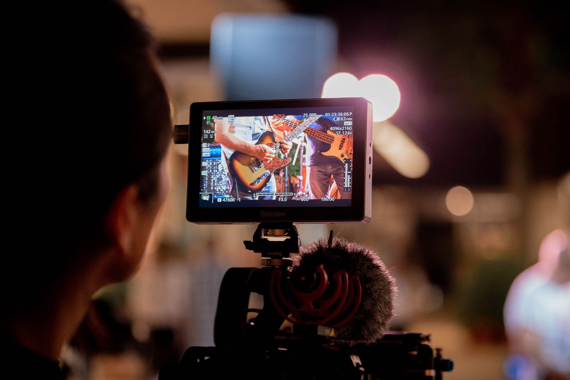 pantalla atomos para grabar tomas de video de una guitarra en un concierto