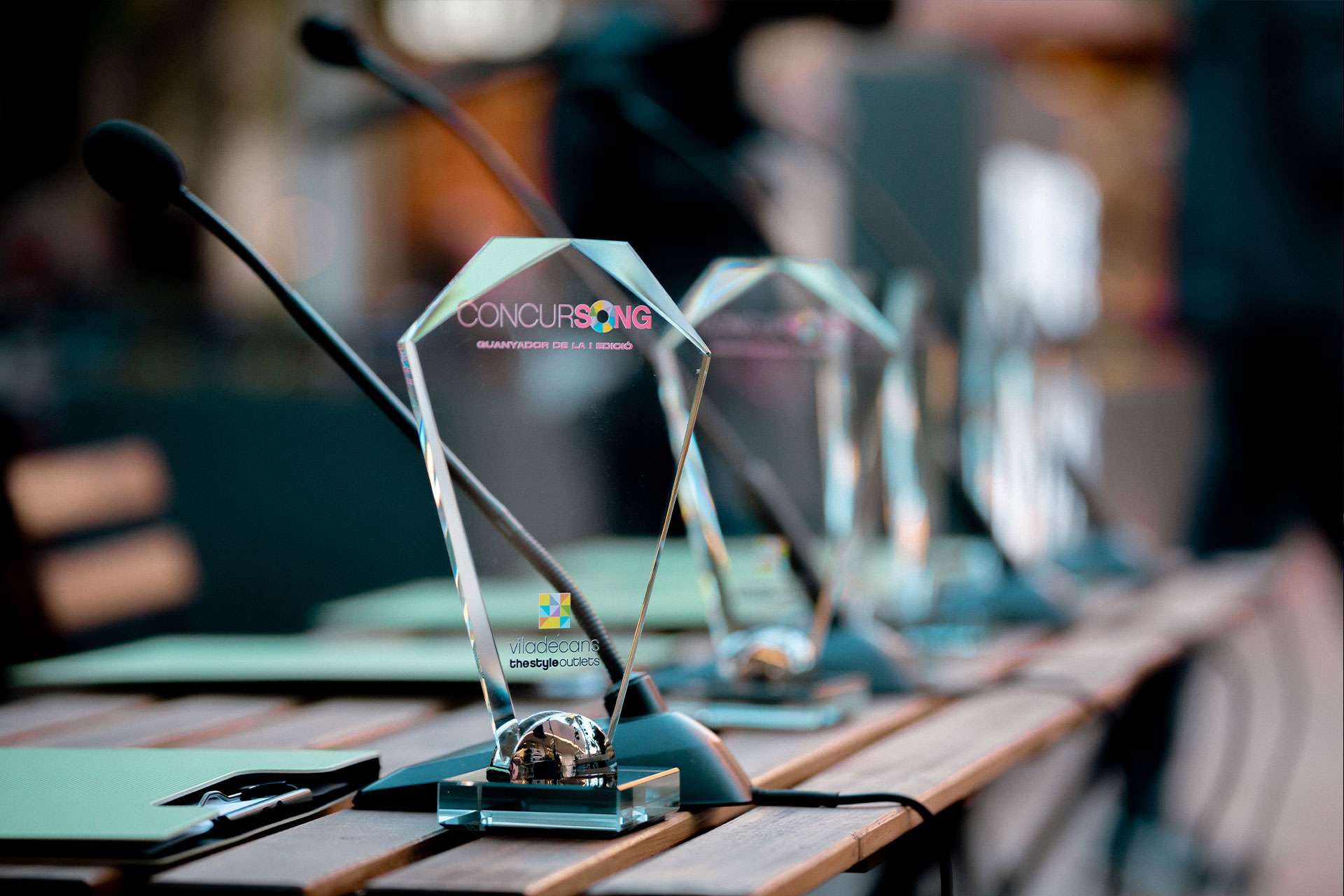 premio concursong enfocado y sobre una mesa cerca de una fila de premios no enfocados