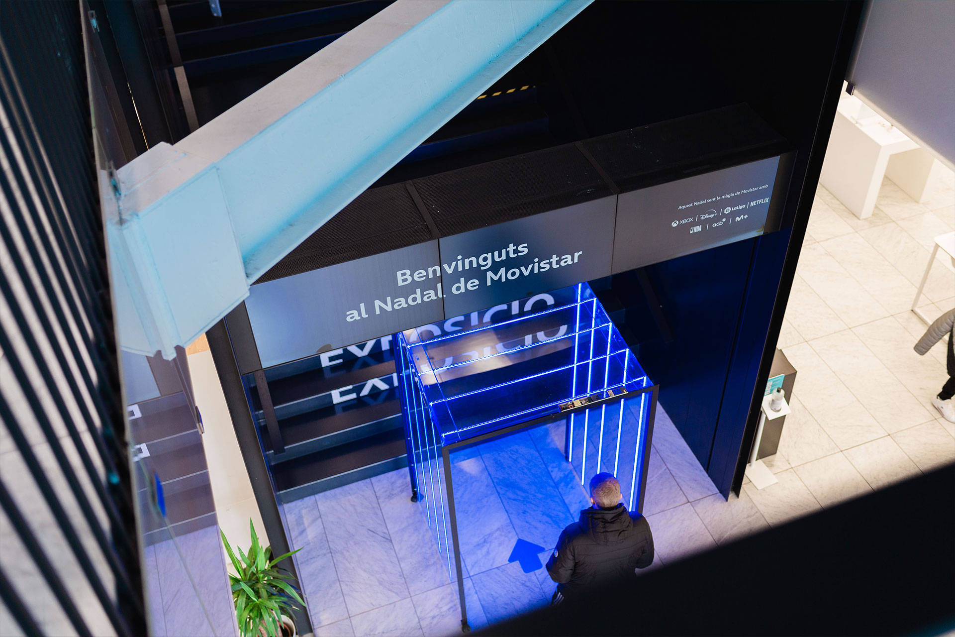 entrada iluminada con neones a exposicion de navidad de movistar centre en barcelona