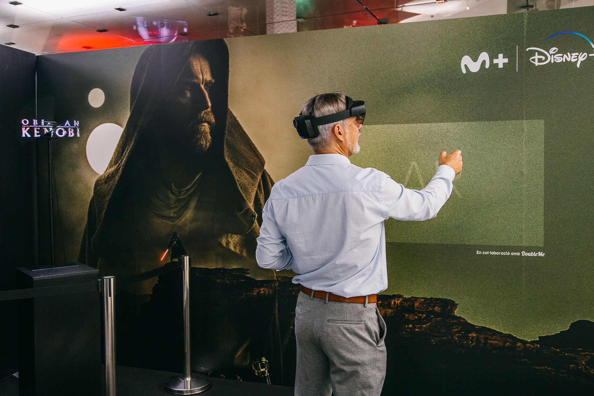 hombre mayor con camisa y pelo gris jugando con realidad virtual